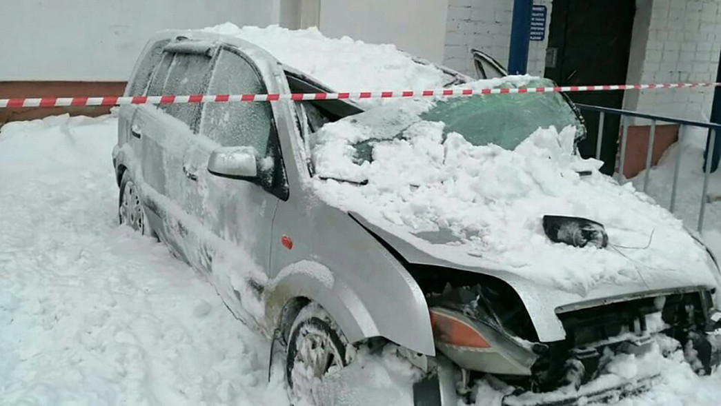 Водитель машины, на которую сошел снег с крыши роддома, госпитализирован