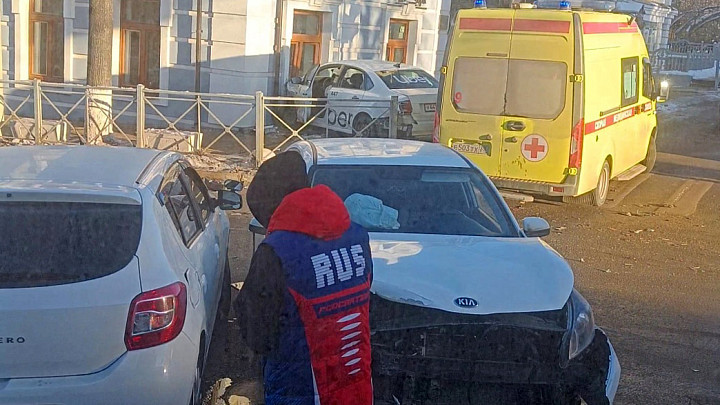Во Владимире такси врезалось в здание гостиницы «Русь-отель», пострадали два человека