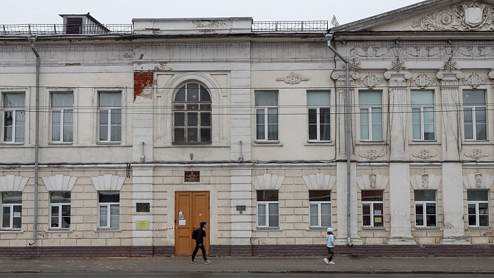 Из-за падения штукатурки со стены школы №1 города Владимира двое подростков госпитализированы с травмами головы. Возбуждено уголовное дело