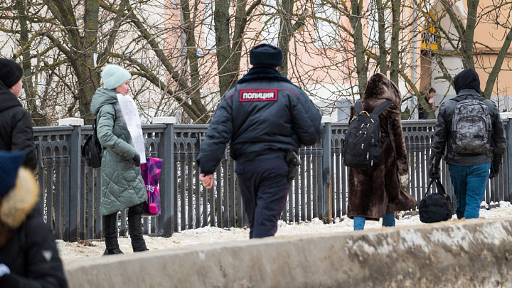 Суд оштрафовал за дискредитацию армии жительницу Владимира, которая вышла с пацифистским плакатом на забег Дедов Морозов