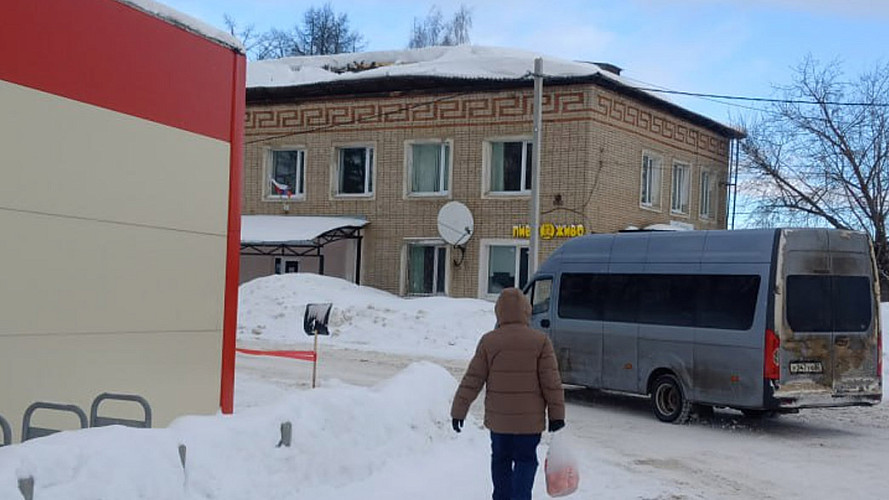 Крыша поехала уже и на здании администрации