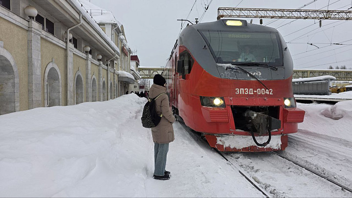 Владимирцы пробираются к электричкам через сугробы на платформах