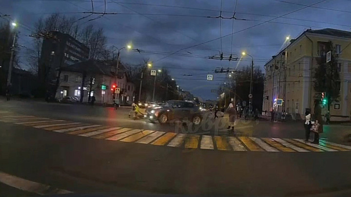 Видеорегистратор зафиксировал, как женщина на Nissan Juke сбивает подростка