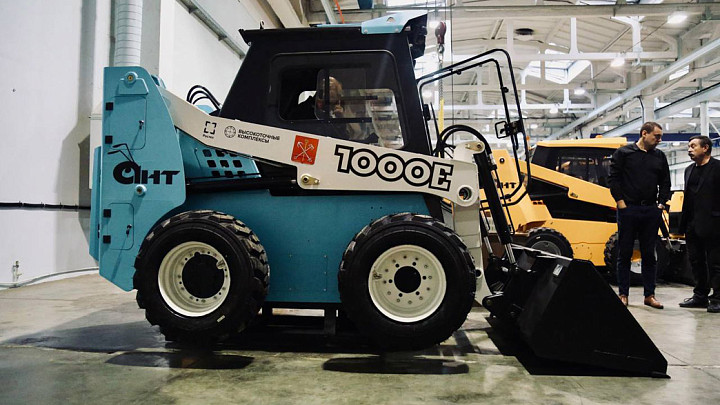 Убирать улицы Петербурга от мусора будет ковровский агрегат АНТ-1000Е