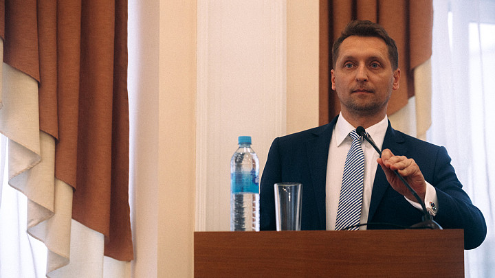 Вице-губернатор Куимов рассказывает депутатам о реальных зарплатах учителей