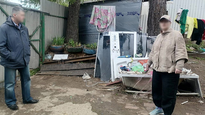 Жительница Александрова бросила в должника грабли, ударила его ножом, украла продукты из магазина и пошла под суд