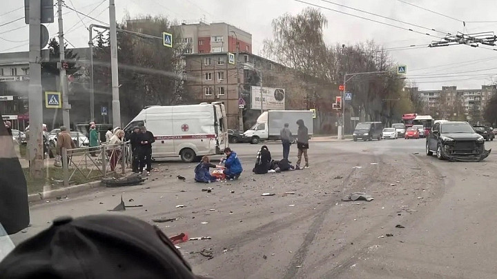 Во Владимире при столкновении с грузовиком пострадали сотрудники скорой помощи