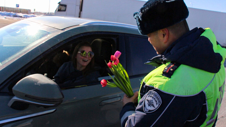 Сотрудники владимирской Госавтоинспекции остановили более 600 автоледи, чтобы вручить им цветы