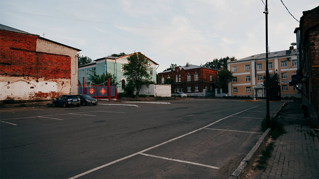 Парковка на Спасской в центре Владимире станет муниципальной — и снова платной