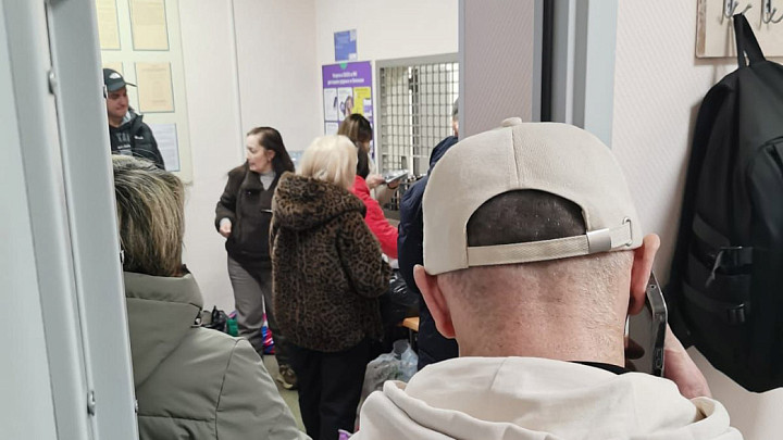 Во ФСИН не видят проблем в том, что люди не могут передать посылку в колонию по несколько часов