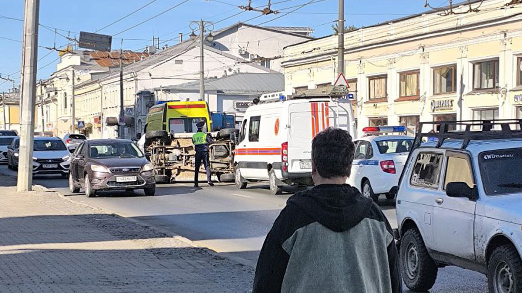 На центральной владимирской улице «Киа» опрокинула «Сузуки»