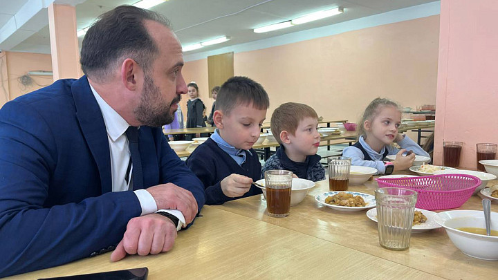 Владимирские школьники требуют сырников, пельменей и булок в столовых