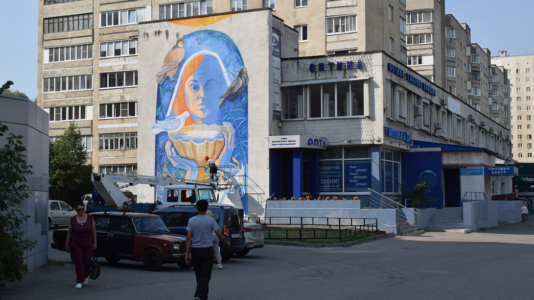 Голубь, ворон и сокол — о чём говорит новый мурал на проспекте Ленина?