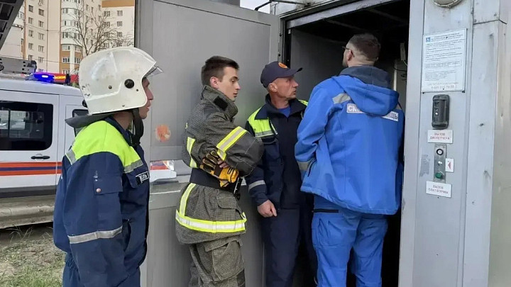 Женщина с ребенком провалились в шахту лифта пешеходного моста на Содышке