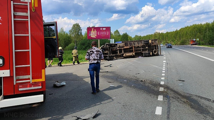Двое мужчин пострадали в столкновении легкового автомобиля с грузовиком