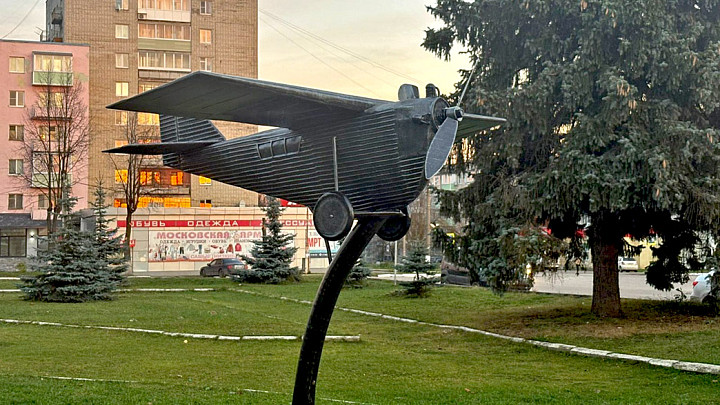 В Кольчугино установили макет советского самолета, сделанного из местного сплава