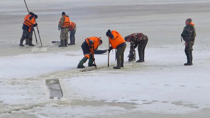 Владимирские спасатели начали пилить лед на Клязьме
