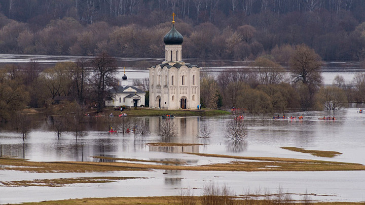 Возле церкви Покрова на Нерли спасли перевернувшихся байдарочников