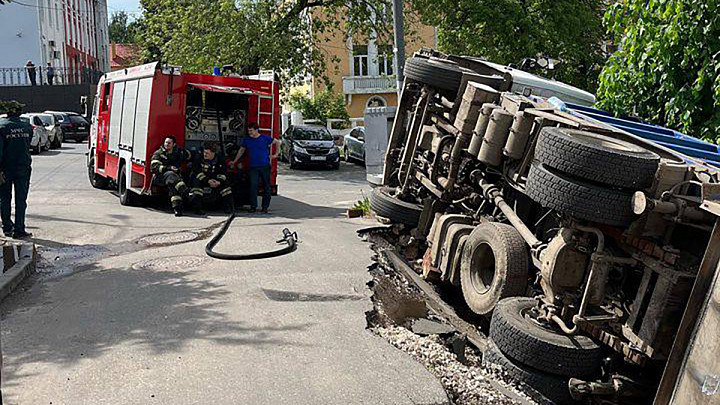 В центре Владимира провалился мусоровоз