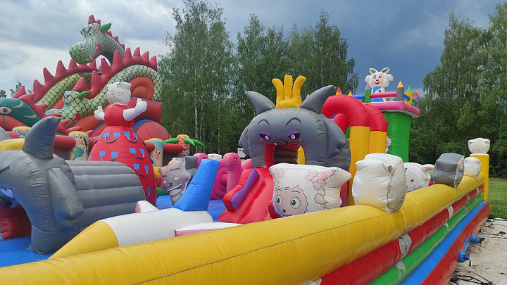 За сломанную на батуте руку ребенка у владельца аттракциона отсудили 150 тысяч рублей