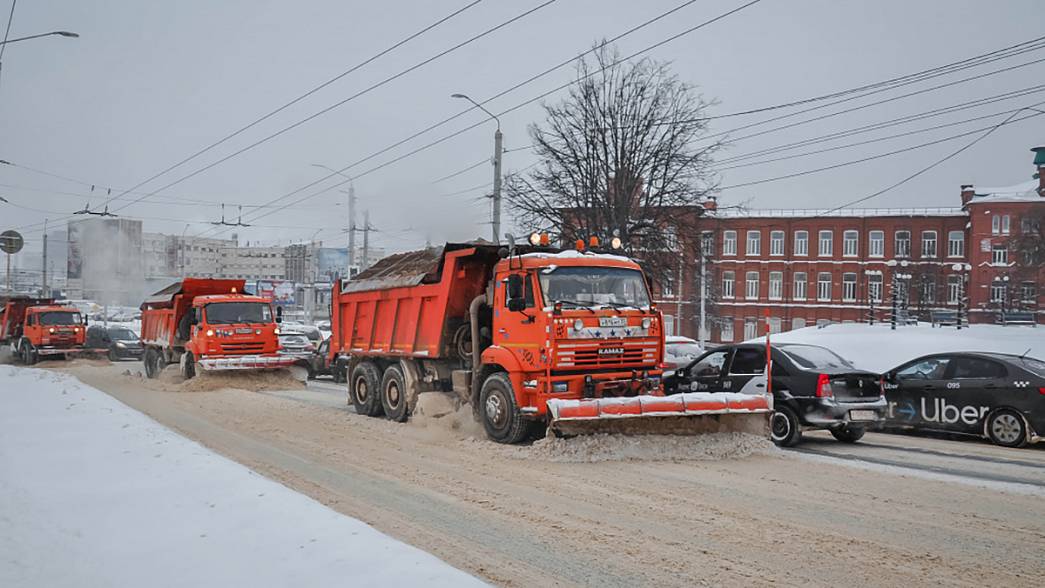 Власти города Владимира заявили, что в ближайшие дни будут убирать снег с улиц круглосуточно и без выходных