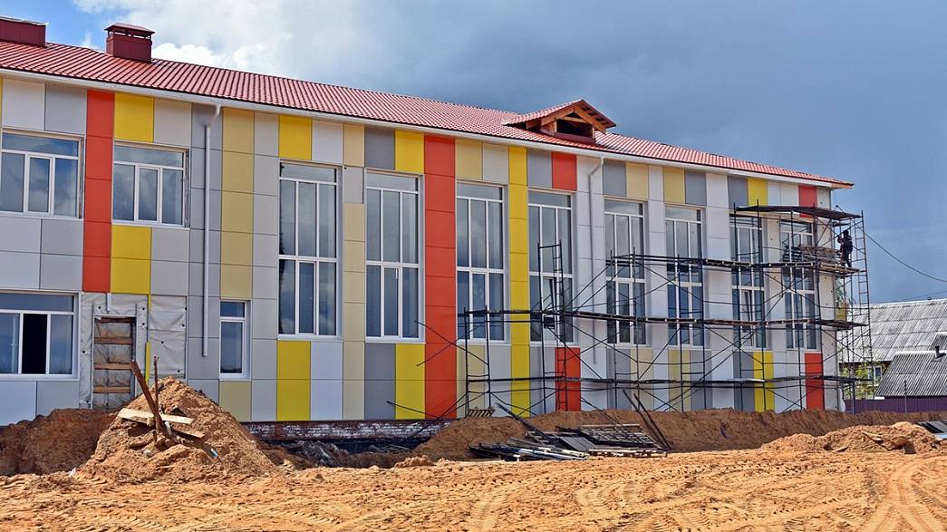 Школа в деревне Купреево, которую строят на месте сгоревшего пять лет назад образовательного учреждения, готова на 80%. Объект планируется сдать в августе