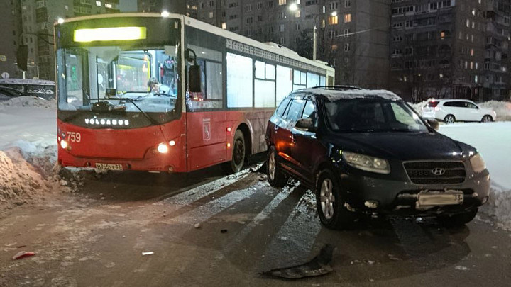 В городе Владимире автобус маршрута №18С «догнал» автомобиль Hyundai Santa Fe