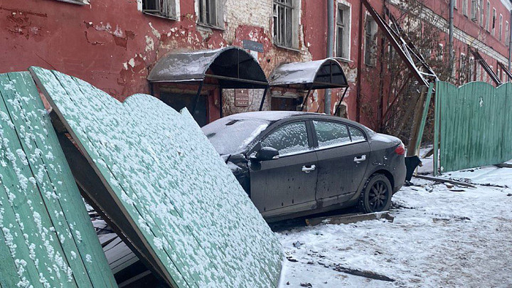 Начинающие автомобилисты помогают сносить старый военкомат