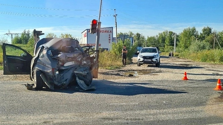 Нетрезвый скутерист подбил грузовик, на повороте в Энергетик в аварии с фурой погибла пассажирка «Лады Весты»