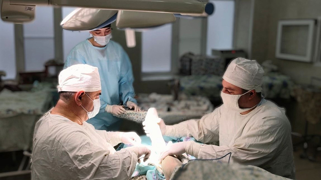 Врачи вернули девушке с гигантским пальцем возможность носить нормальную обувь