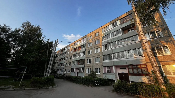 «Глаза режет». Как жить в доме, подвал которого заливает канализация