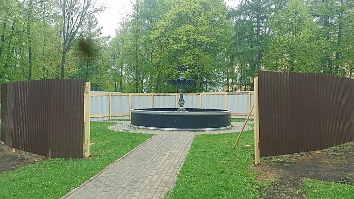 Фонтан в сквере Липках города Владимира закрыли уродливым забором