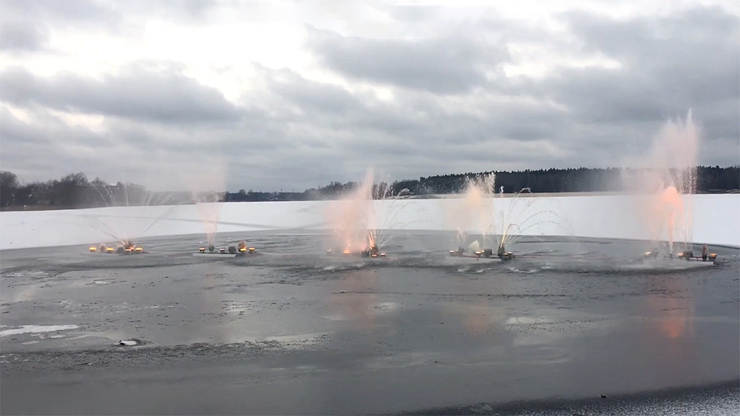 «Ледяные» фонтаны-кувшинки пока не прижились в озере Гусь-Хрустального