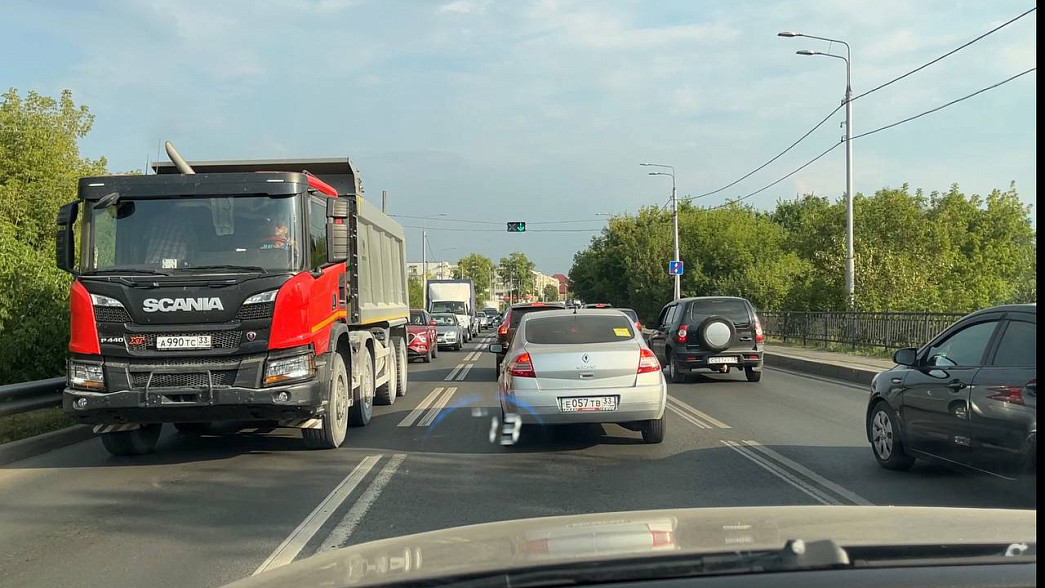 После установки новых видеокамер фиксации нарушений по мосту через Клязьму массово поехали фуры