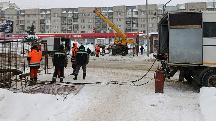 Во Владимире снова ЧП на теплосетях: бетонный блок ограждения упал на отремонтированные трубы