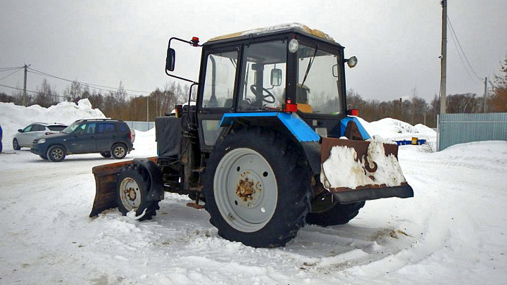 Изнуренные сугробами водители начали угонять трактора, чтобы расчистить парковки