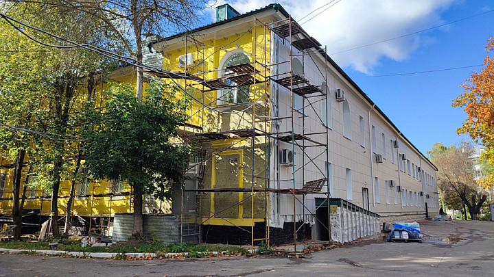 Исторический облик владимирского роддома №2 закрыли типовым вентфасадом