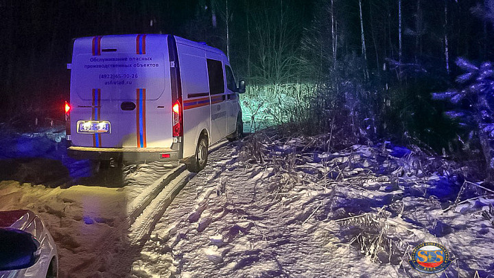 Заблудившегося рыбака вынесли из леса на носилках