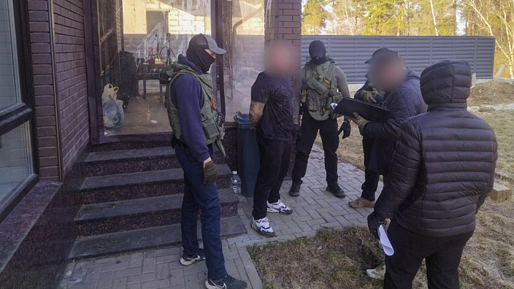 Создатель банды с SIM-боксами скрывается в Эмиратах, 10 членов ОПГ задержаны