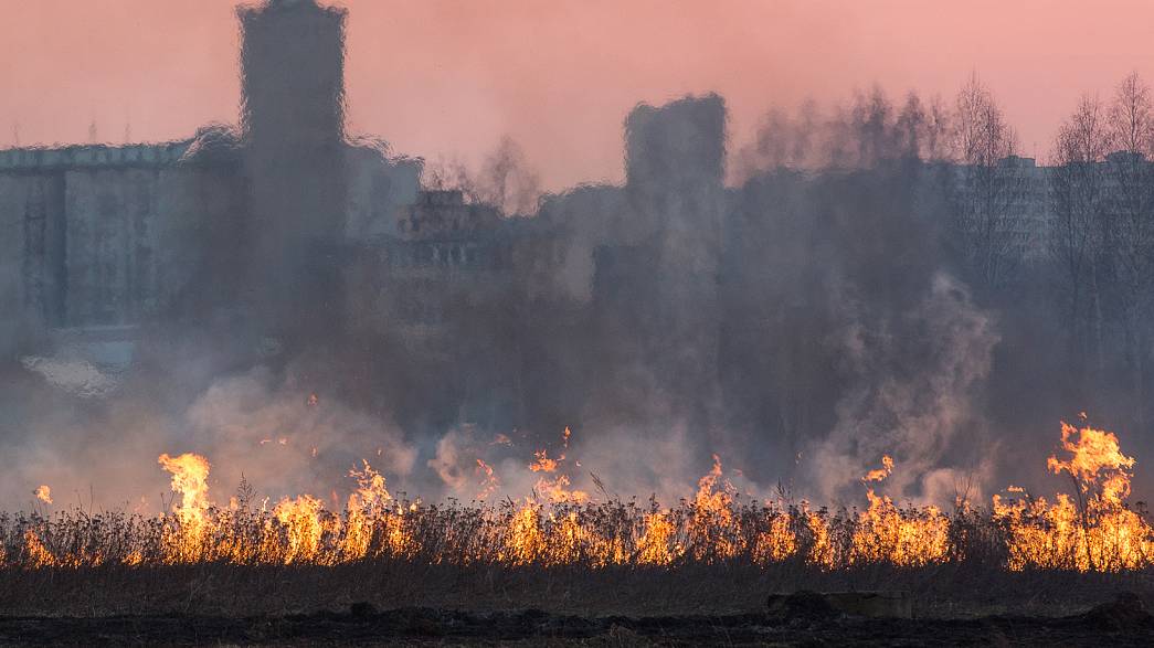 Город Владимир в дыму от травяных пожарищ
