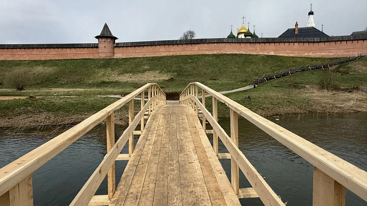 В Суздале восстановили смытый половодьем пешеходный мост через Каменку