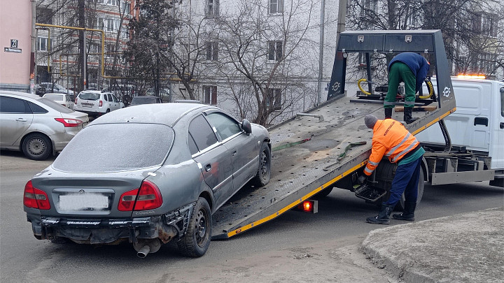 Больше 150 машин-развалюх за последний год убрали с городских улиц