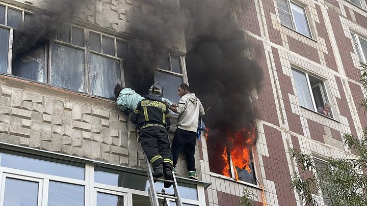 Пожар в многоэтажке: люди просили помощи, а зеваки снимали их на мобильники