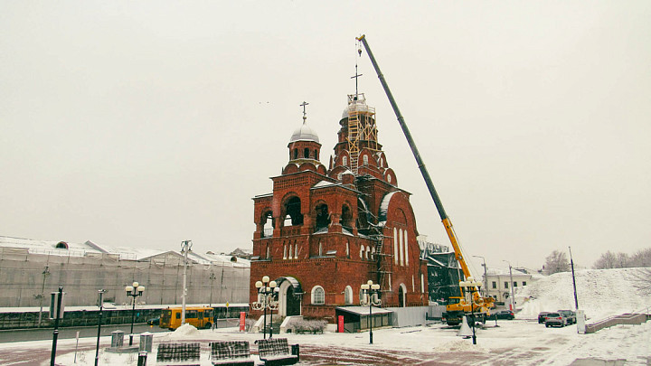 На Троицкую старообрядческую церковь Владимира водрузили крест, но потом сняли