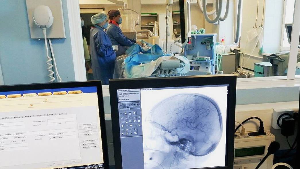 Владимирские врачи с помощью нескольких трепанаций черепа смогли спасти пациентку с тяжелым поражением сосудов мозга