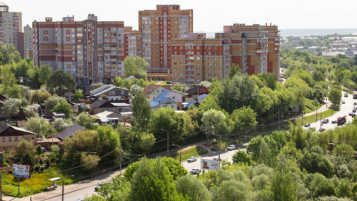 На склоне на улице Мира напротив ДТЮ вырубают разросшуюся поросль