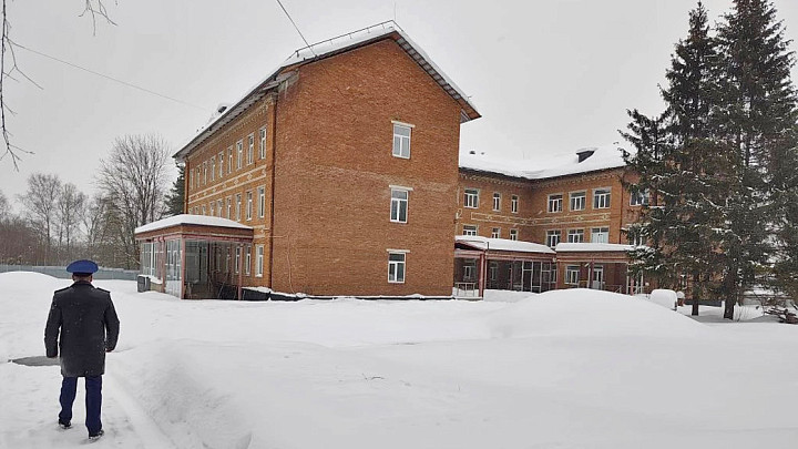 Подрядчик реконструкции поликлиники покинул стройплощадку, не выполнив контракт