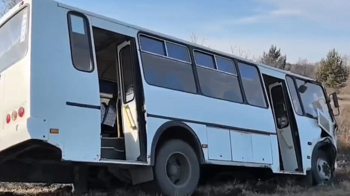 В автобусе было 15 человек, когда в него врезался Range Rover 