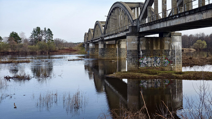 Затопленная набережная, отрезанные деревни, перелитые дороги: паводок продолжается
