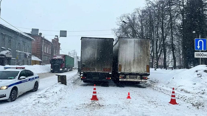 На трассе М-7 в Покрове грузовой КАМАЗ сбил двоих подростков